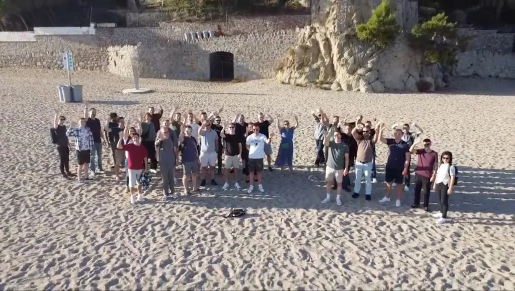 L'équipe Luzmo réunie lors d'un séminaire d'entreprise à la plage.