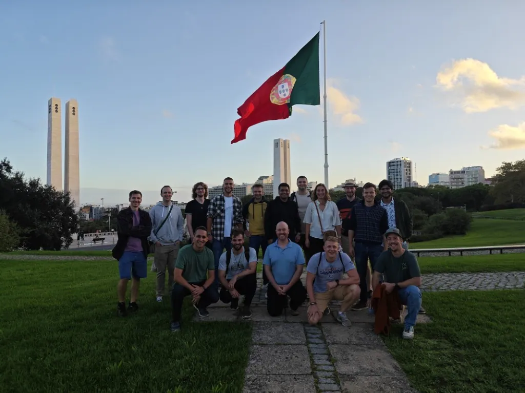 L'équipe Luzmo réunie sous un drapeau portugais à Lisbonne.
